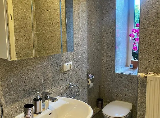 Stilvolles, Neues Mit Balkon In Im 1ten Obergeschoss Apartment