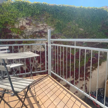 Appartement Stilvolles, Neues Mit Balkon In Im 1ten Obergeschoss